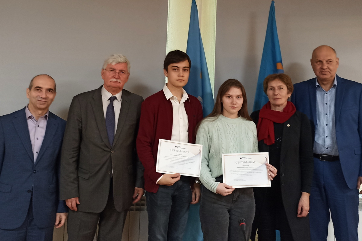Студенты ВШГиЭС получили именные стипендии