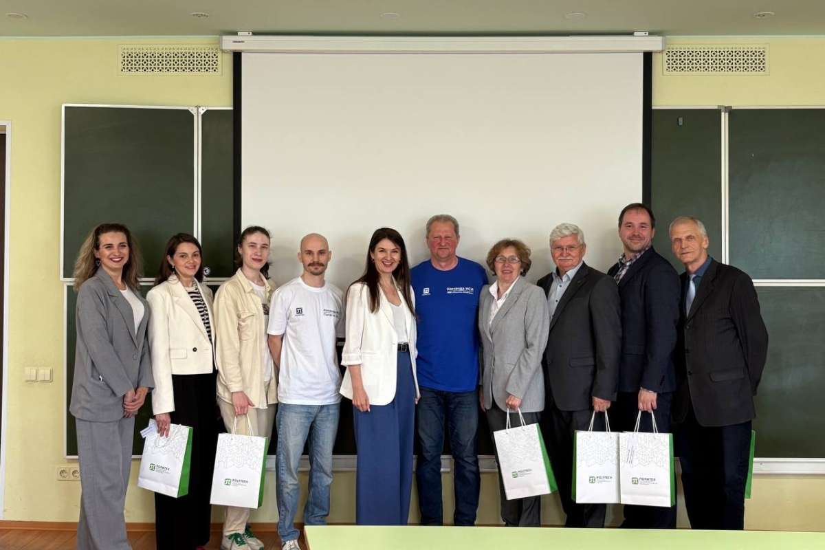 Преподавателей и студентов ИСИ поздравили на Ученом совете института Преподавателей и студентов ИСИ поздравили на Ученом совете института