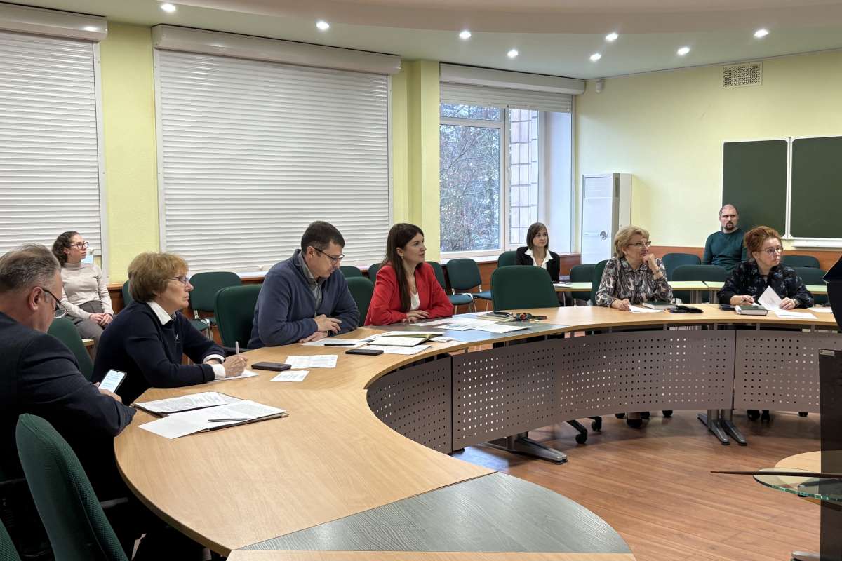 Преподавателей и выпускников ИСИ поздравили на Ученом совете института