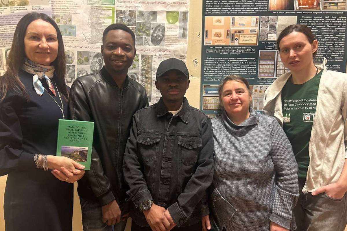 Аспиранты ИСИ провели микроскопические исследования водорослей и цианобактерий в Ботаническом саду Петра Великого