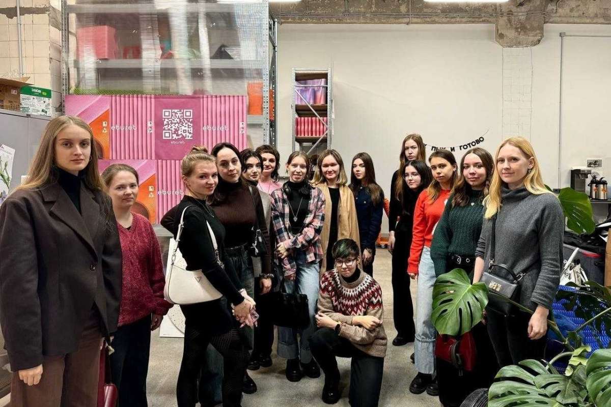 Будущие дизайнеры ИСИ изучили процесс создания мебели из вторичного пластика на производстве «Eburet»